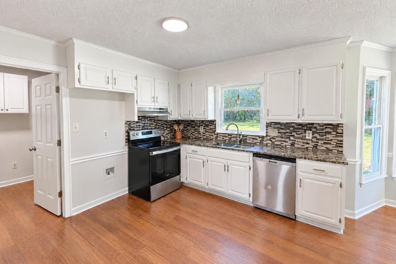 Photo 8 of 21 of 1608 Bishop Ct, Belmont, NC