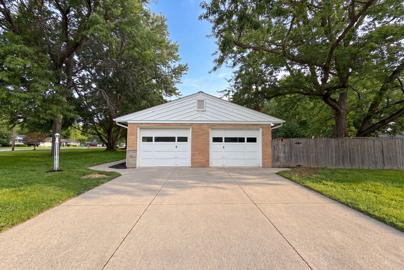 Photo 17 of 21 of 36700 Lakeland Dr, Avon, OH