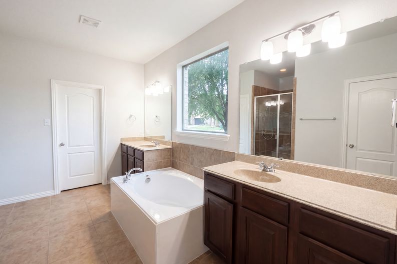 Photo 11 of 18 of 1501 Martin Creek Dr, Little Elm, TX