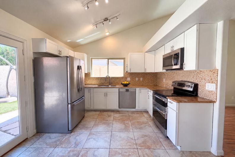 Photo 3 of 34 of 3906 E Amberwood Dr, Phoenix, AZ