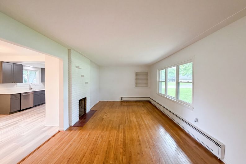 Photo 8 of 21 of 36700 Lakeland Dr, Avon, OH