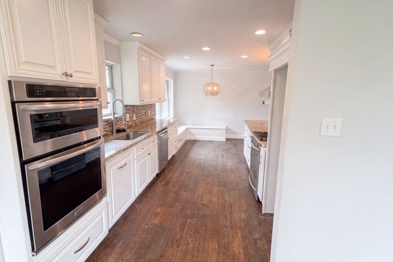 Photo 8 of 22 of 3308 Brookhaven Club Dr, Dallas, TX