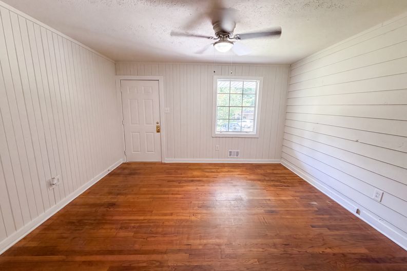 Photo 3 of 19 of 1375 NW South Hicks Cir, Conyers, GA