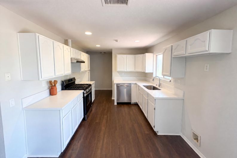 Photo 6 of 20 of 215 Laurel Ln, Hemet, CA