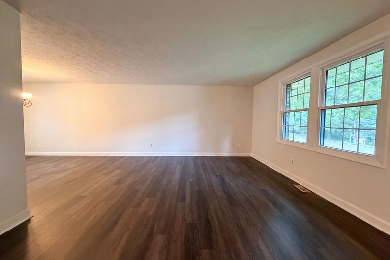 Photo 3 of 24 of 1346 Fairfield Dr SW, Lilburn, GA
