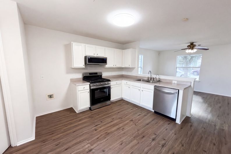 Photo 4 of 29 of 11521 Melstone Dr, Manor, TX