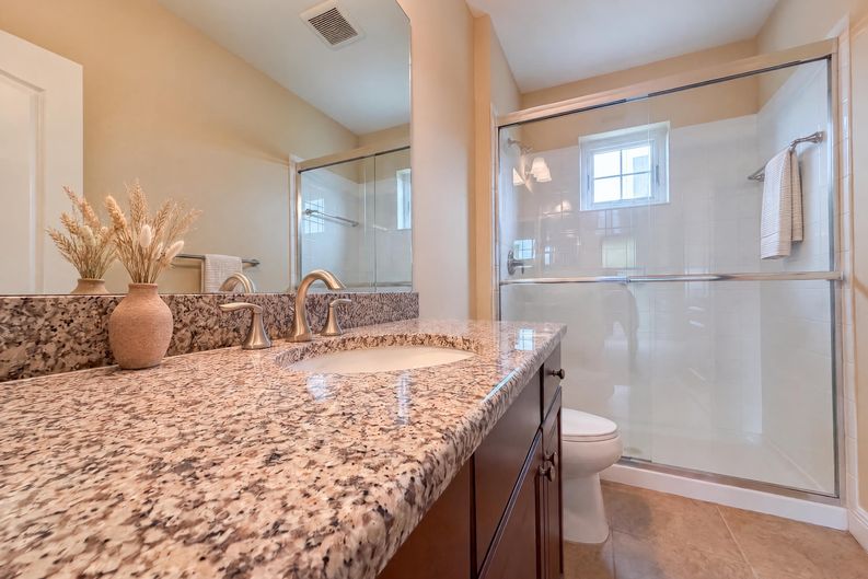 Photo 20 of 24 of 1121 Thornbury Dr, Parrish, FL