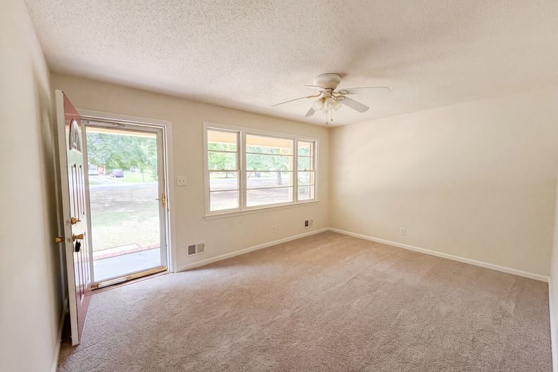 Photo 3 of 16 of 406 Lafayette Way, Camden, SC