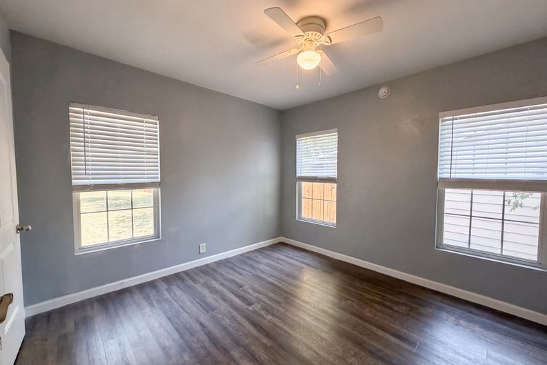 Photo 12 of 17 of 1012 Turner St, Cleburne, TX