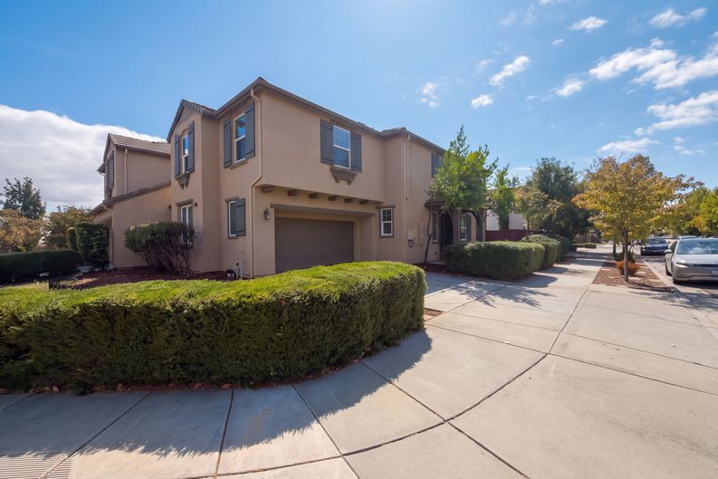 Photo 6 of 30 of 2491 Chuck Hammond Dr, Fairfield, CA