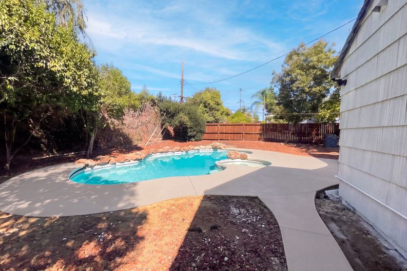 Photo 5 of 27 of 6150 Parkoaks Dr, Citrus Heights, CA