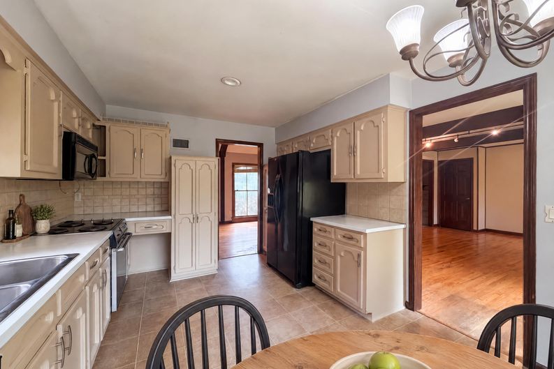 Photo 6 of 27 of 6916 N Overland Dr, Kansas City, MO