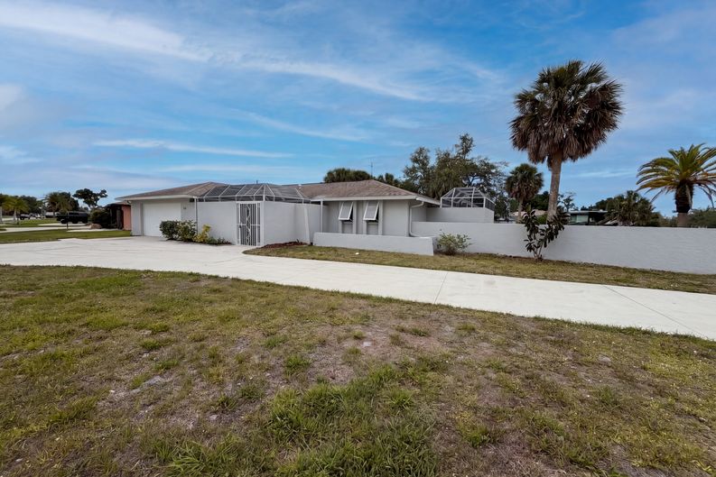 Photo 36 of 40 of 1301 Lucaya Ave, Venice, FL