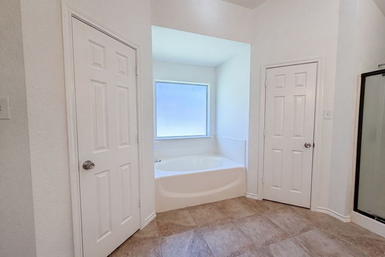 Photo 9 of 18 of 825 Adams Dr, Burleson, TX