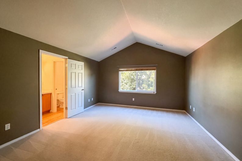 Photo 4 of 19 of 17615 SW Falling Leaf Ct, Beaverton, OR
