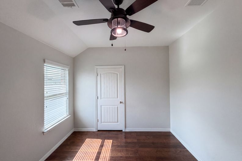 Photo 12 of 20 of 709 Ravenwood Dr, Saginaw, TX