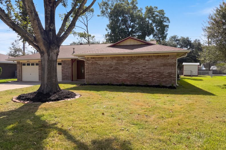 Photo 17 of 19 of 609 Heather Ln, Friendswood, TX