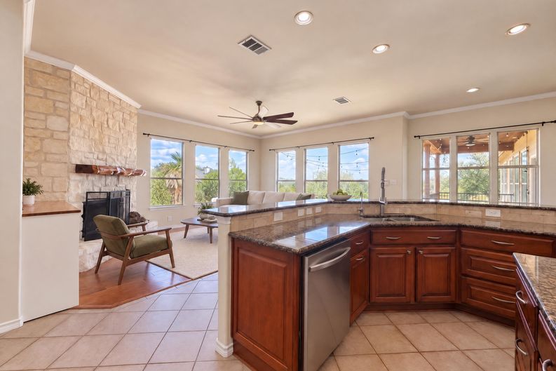 Photo 6 of 32 of 302 Saddletree Ln, Dripping Springs, TX