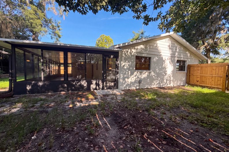 Photo 5 of 22 of 4621 NW 29th Ave, Gainesville, FL