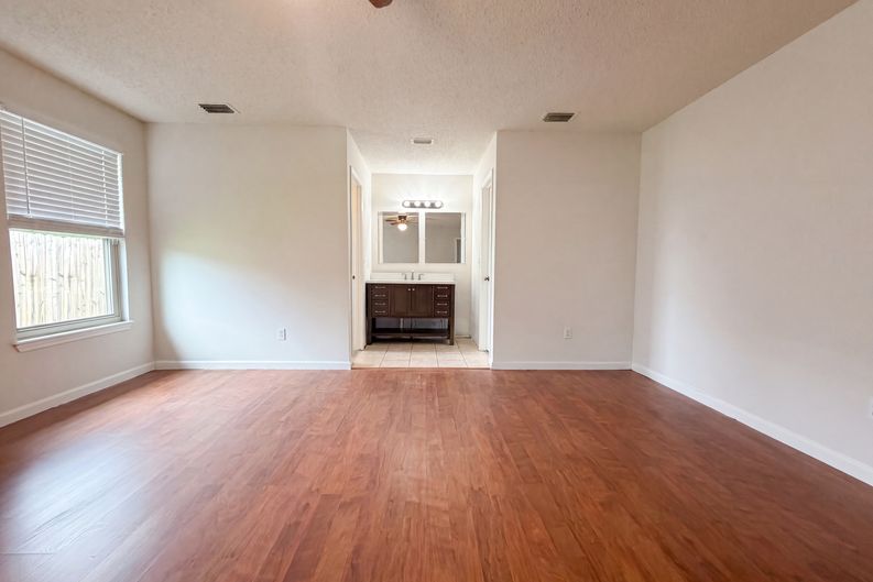 Photo 10 of 22 of 841 Chalmet Ln, Jacksonville, FL