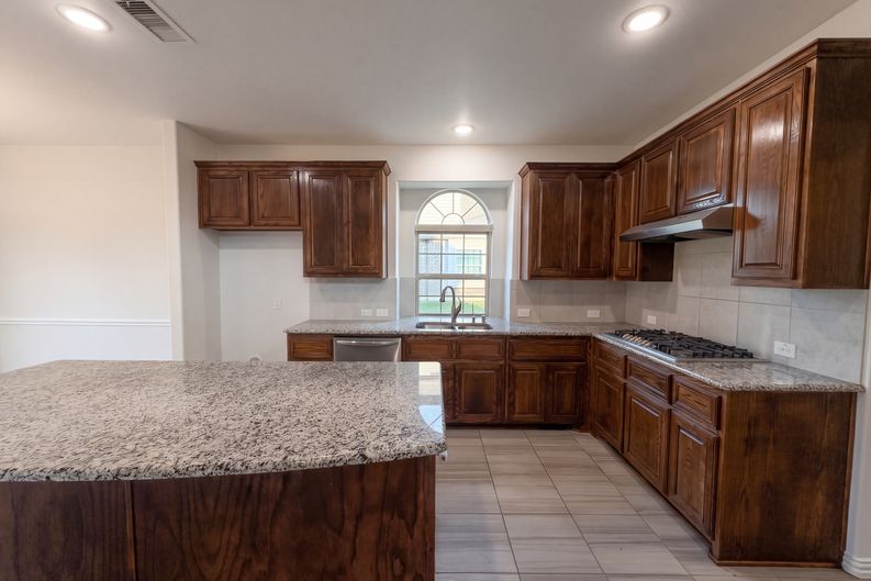 Photo 19 of 38 of 908 Heath Creek Dr, Desoto, TX