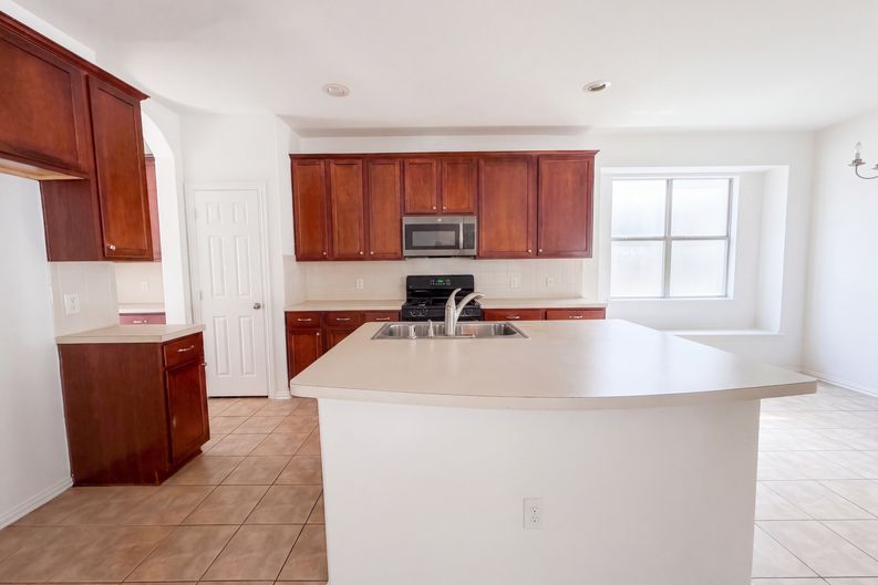 Photo 7 of 23 of 1700 Forsythe Dr, Savannah, TX