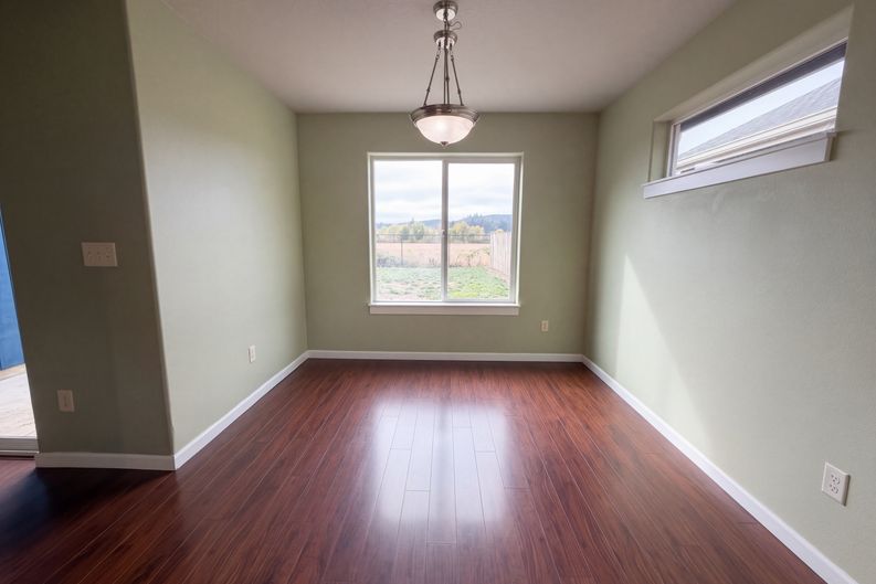 Photo 6 of 14 of 1615 SE Jonathan Ave, Dallas, OR