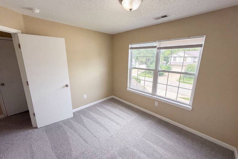 Photo 11 of 35 of 11307 Narrowleaf Dr, Indianapolis, IN