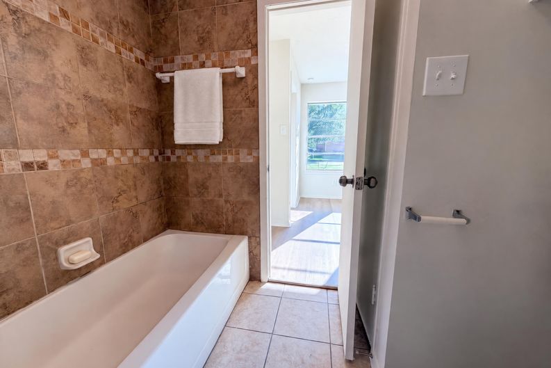 Photo 18 of 21 of 2307 Strait Ln, Houston, TX