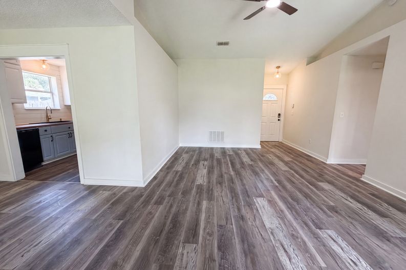 Photo 8 of 16 of 7957 Jacques Dr, Jacksonville, FL