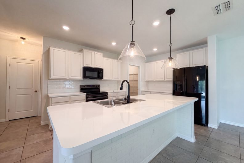 Photo 13 of 42 of 10448 Carloway Hills Dr, Wimauma, FL