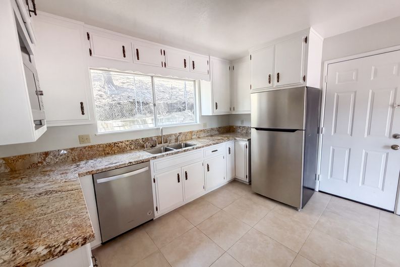 Photo 12 of 37 of 22360 Briarwood Ln, Crestline, CA