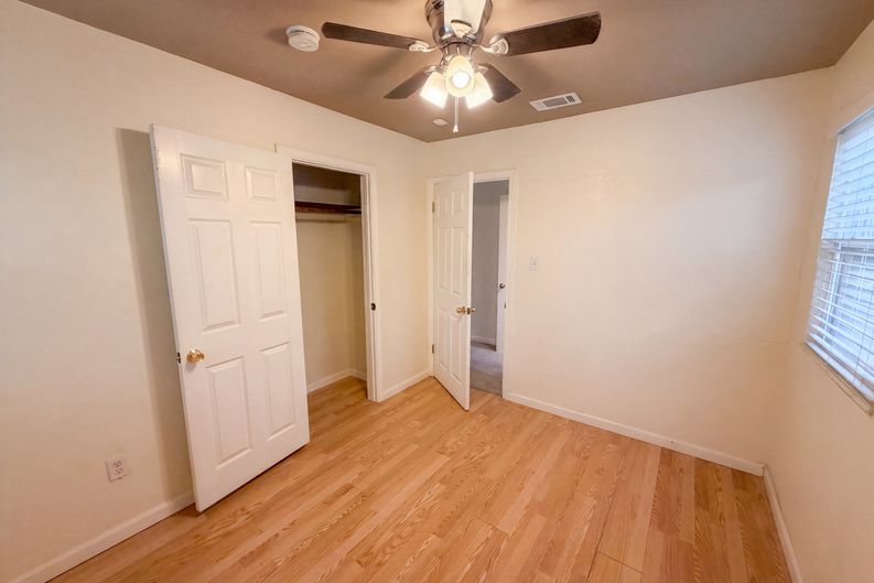 Photo 4 of 16 of 4940 Alcott Dr, Sacramento, CA