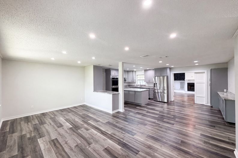 Photo 3 of 18 of 1823 Lori Ln W, Lakeland, FL