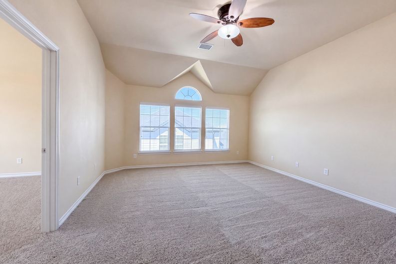 Photo 15 of 29 of 409 Lone Oak Ct, Kennedale, TX