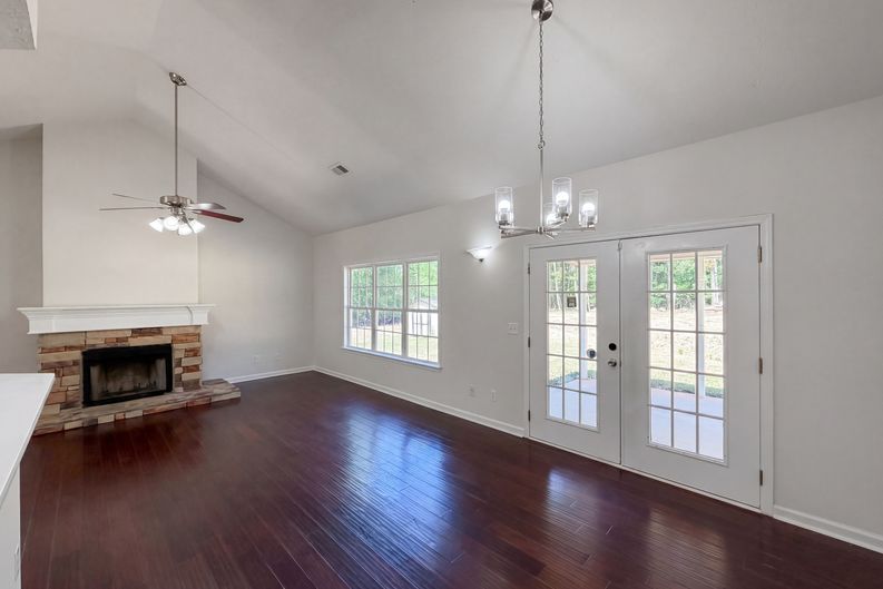 Photo 3 of 26 of 130 White Acres Dr, Stockbridge, GA