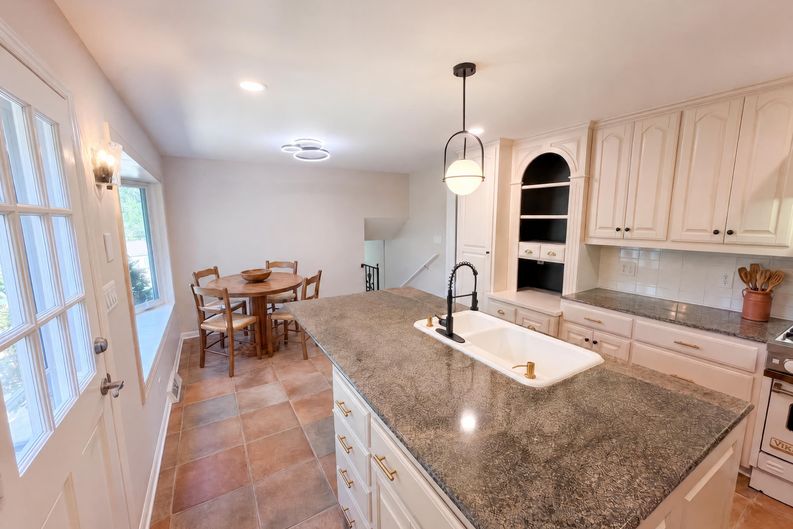 Photo 25 of 41 of 1030 McLaughlin Dr, Charlotte, NC