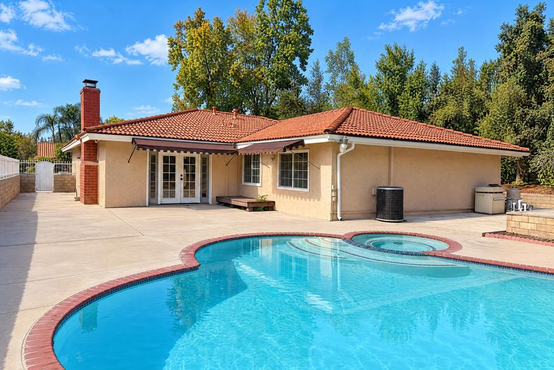 Photo 3 of 25 of 1042 Whispering Oaks Dr, Arcadia, CA