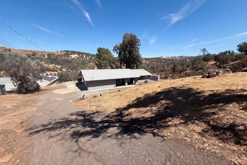 Photo 22 of 29 of 6041 Thornicroft Dr, Valley Springs, CA