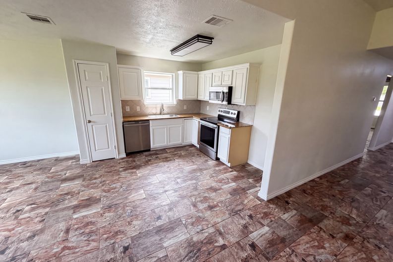 Photo 16 of 21 of 9002 Barracuda Dr, Texas City, TX