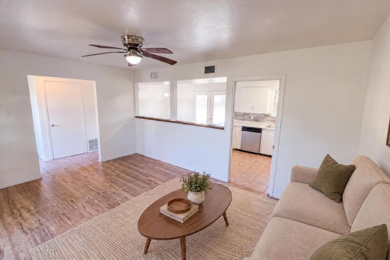 Photo 8 of 27 of 736 W Borden St, Sinton, TX