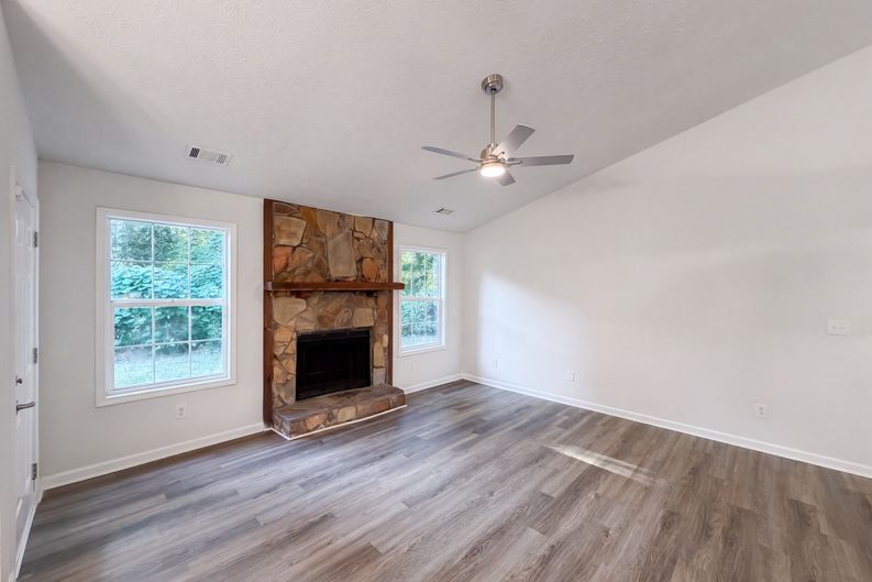 Photo 8 of 22 of 5857 Mistyview Dr, Rex, GA