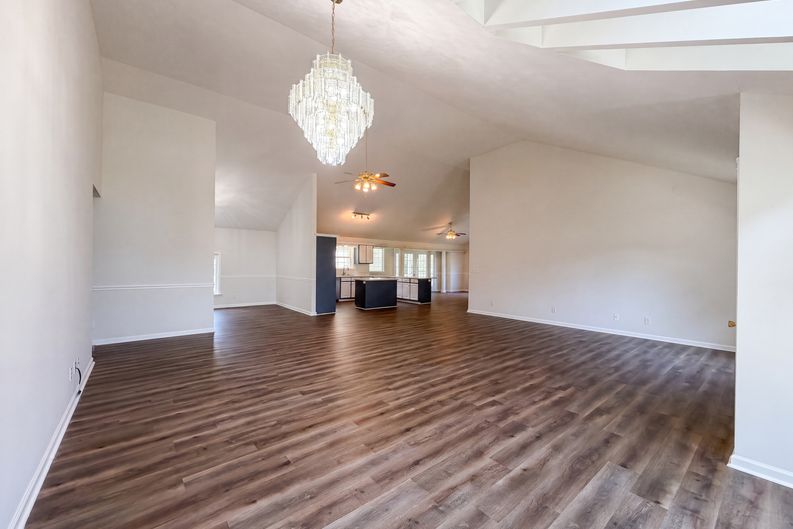 Photo 3 of 27 of 807 W Thompson Ln, Murfreesboro, TN