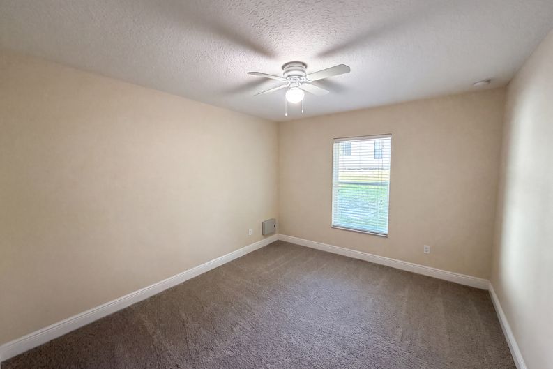 Photo 11 of 23 of 33137 Irongate Dr, Leesburg, FL