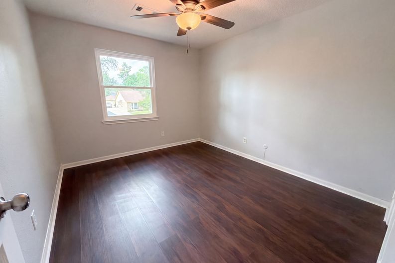 Photo 18 of 25 of 16121 Lakeview Dr, Jersey Village, TX