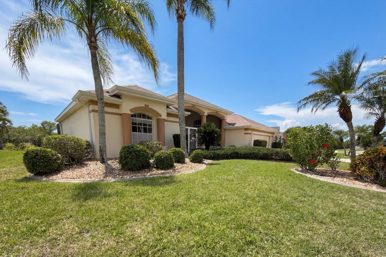 Photo 8 of 32 of 12567 SW Pembroke Cir N, Lake Suzy, FL