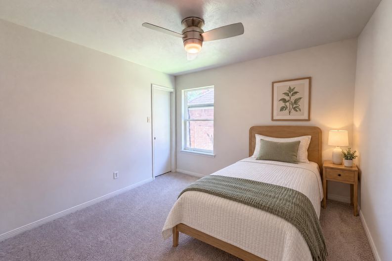 Photo 11 of 18 of 4750 Backenberry Dr, Friendswood, TX