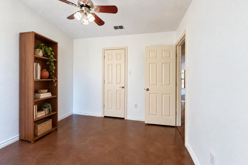 Photo 10 of 17 of 935 Thistle Ridge Ln, Arlington, TX