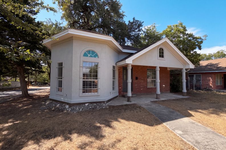 Photo 16 of 17 of 1322 E Waco Ave, Dallas, TX