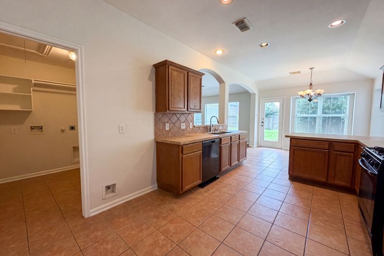 Photo 11 of 20 of 6843 Tammany Manor Ln, Spring, TX
